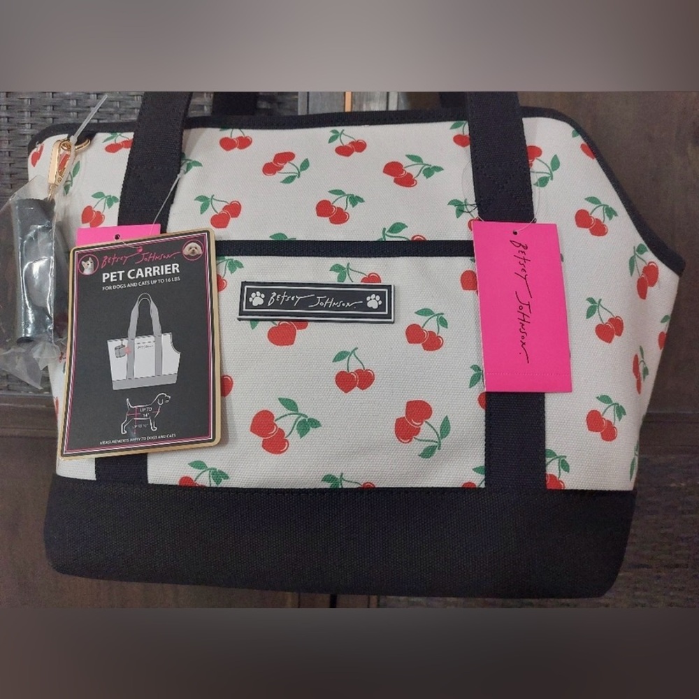 NEW BETSEY JOHNSON TSA-compliant pet carrier 16 LBS WHITE BLACK CHERRY PRINT - Picture 7 of 9